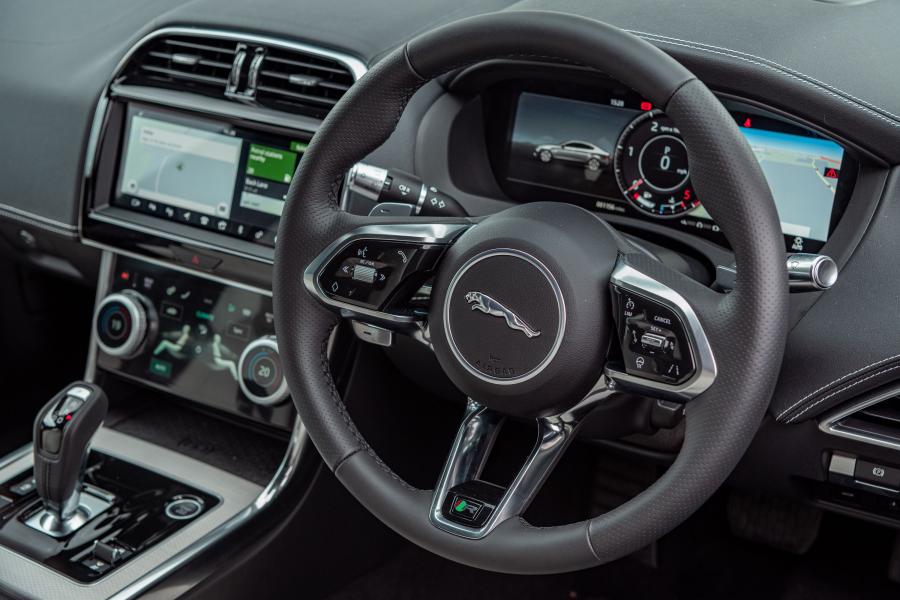 Панель приборов Jaguar XE D180 SE R-Dynamic AWD 2019 года  (UK) (фото 17 из 40)